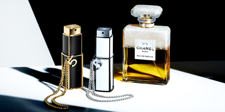 〈シャネル〉アイコニックな香りで紡ぐ ホリデーの特別な出会い。